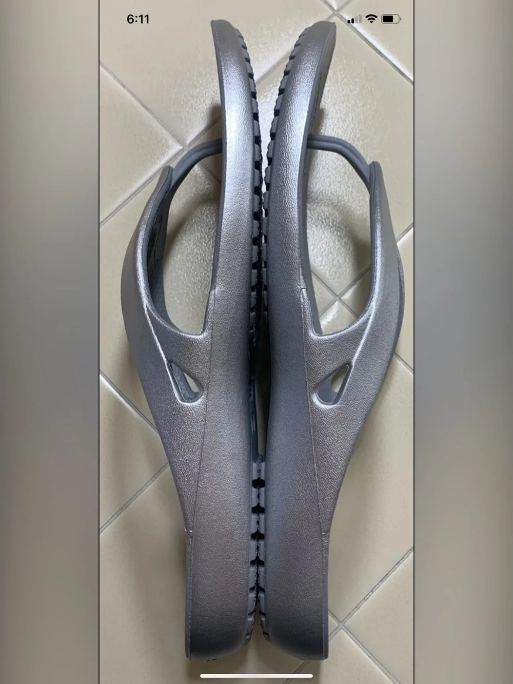 Crocs Kadee II Metallic Flip Flops Sandals Light Weight Silver Sz W10 NWOT